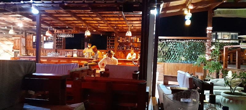 GOLDEN ROOF RESTAURANTE & BAR