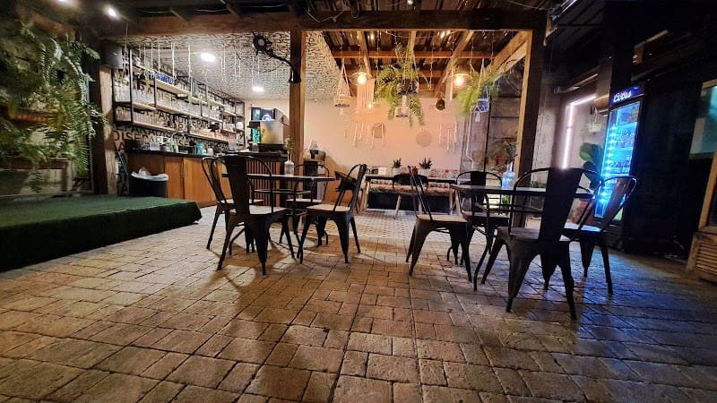 Pa’ Otro Lao Coffee Shop & Lounge